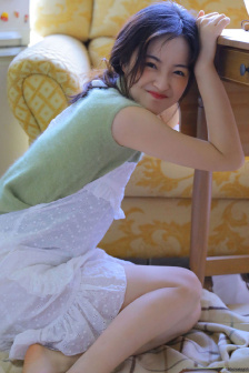 女班长哭着说不能生孩子视频